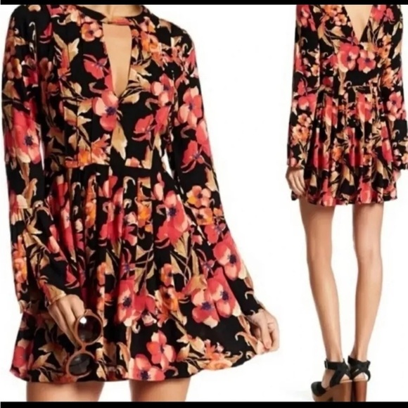 Free People Sz 2 Mini Dress Tegan Floral Swing Bell Sleeve Black Combo EUC - Picture 12 of 16